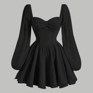 Vestido Negro con Cuello en Pecho de Corazón